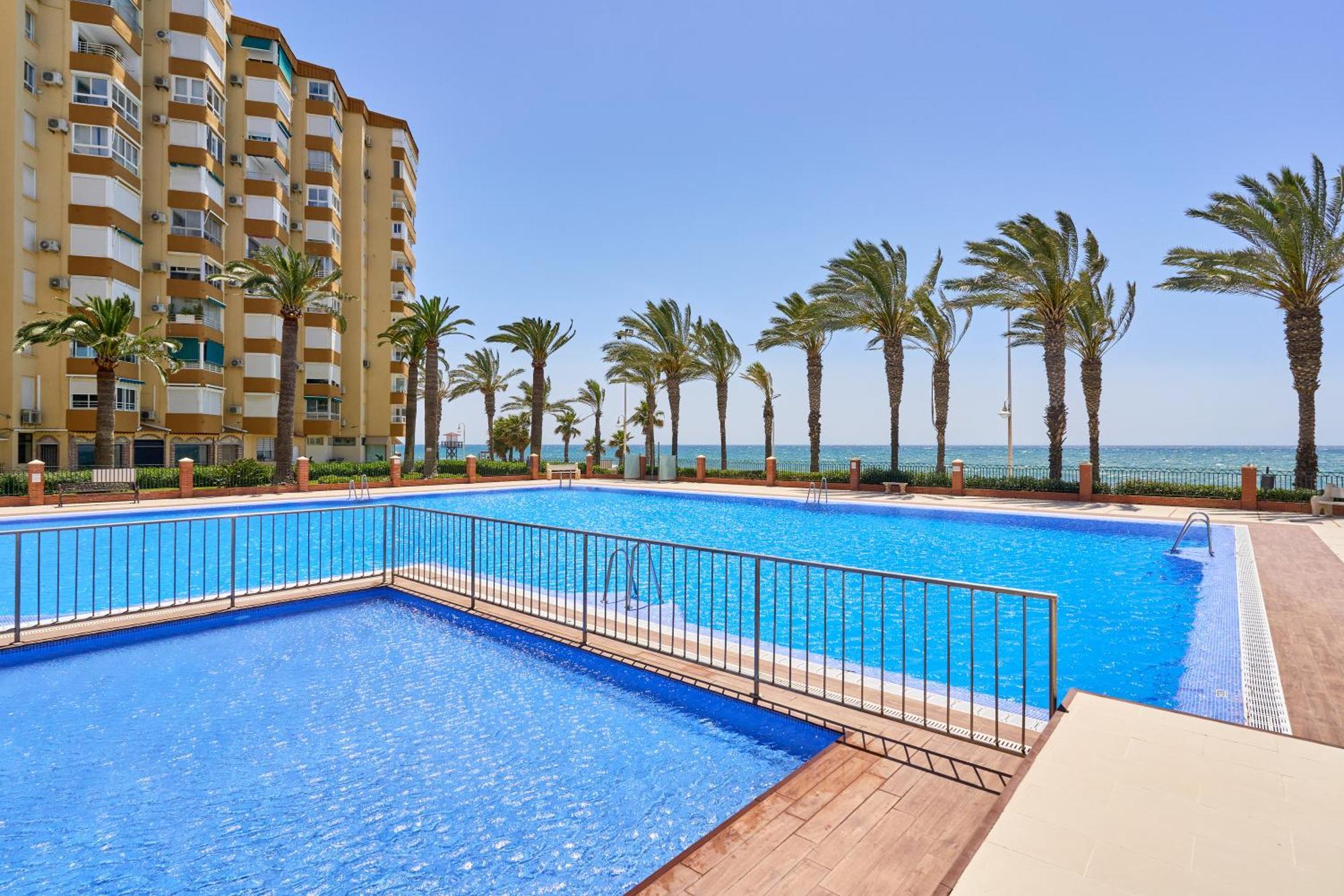 Apartamento Primera Linea Playa Алгаробо-Коста Екстериор снимка