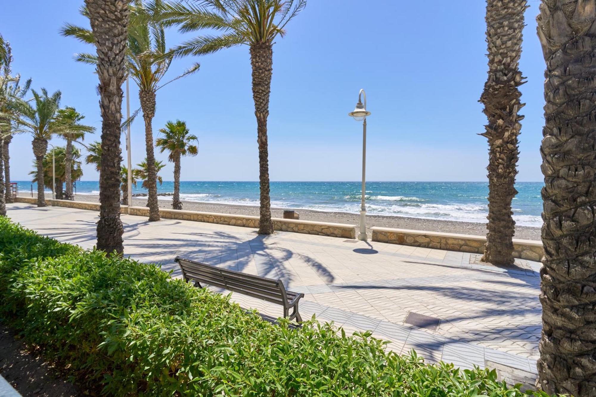 Apartamento Primera Linea Playa Алгаробо-Коста Екстериор снимка
