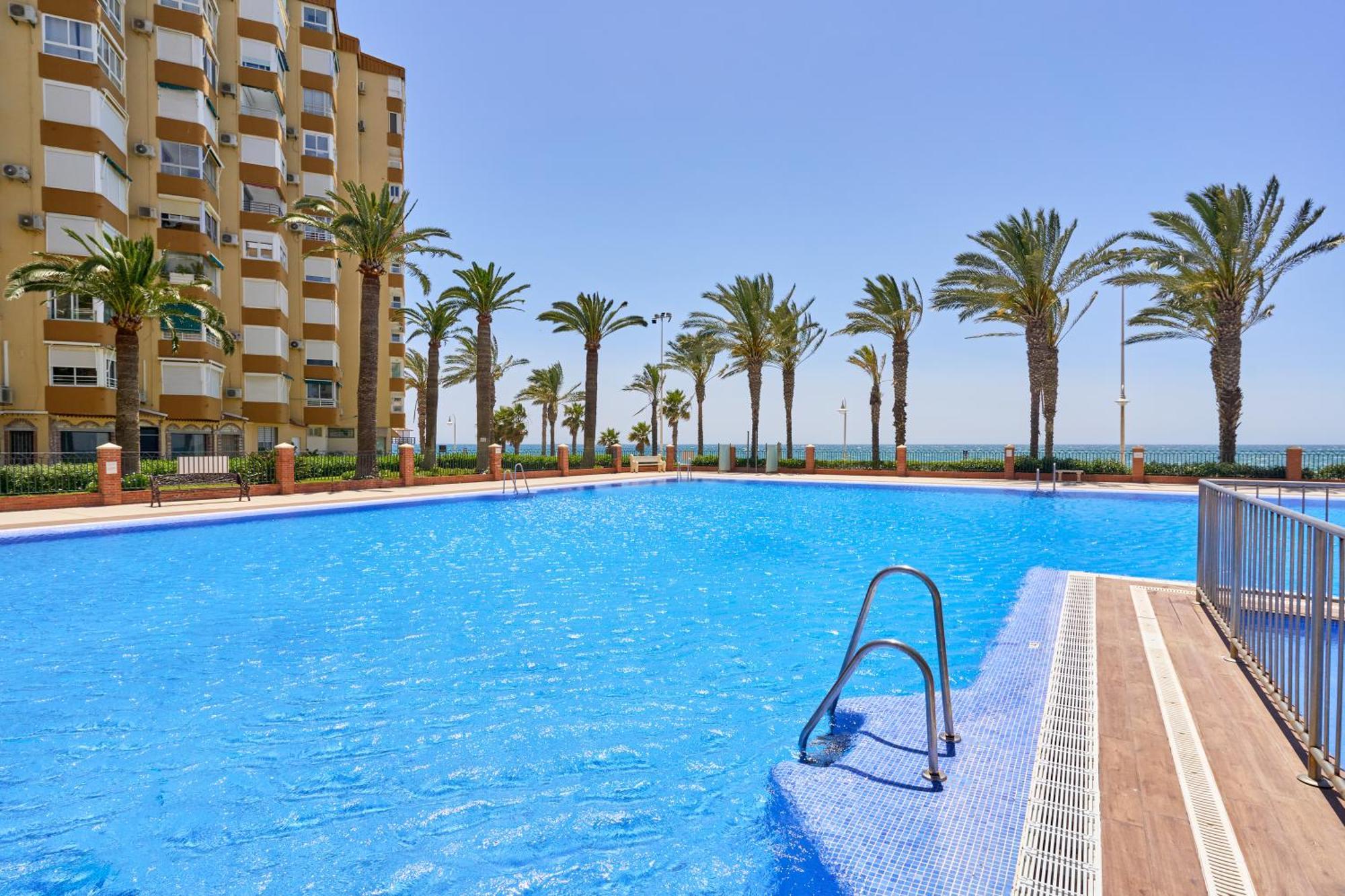 Apartamento Primera Linea Playa Алгаробо-Коста Екстериор снимка